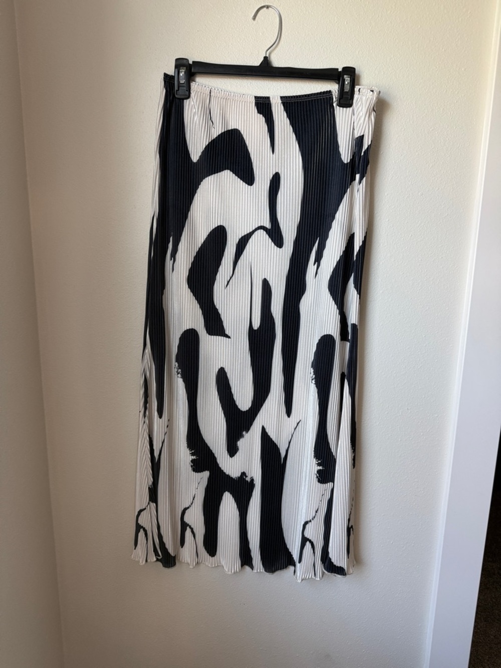 Abstract Black & White Pleated Midi Skirt